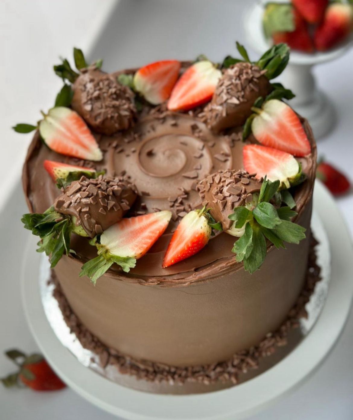 Schokoladen-Torte mit Erdbeeren und Bananen