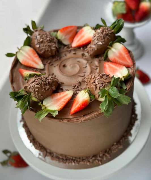 Schokoladen-Torte mit Erdbeeren und Bananen